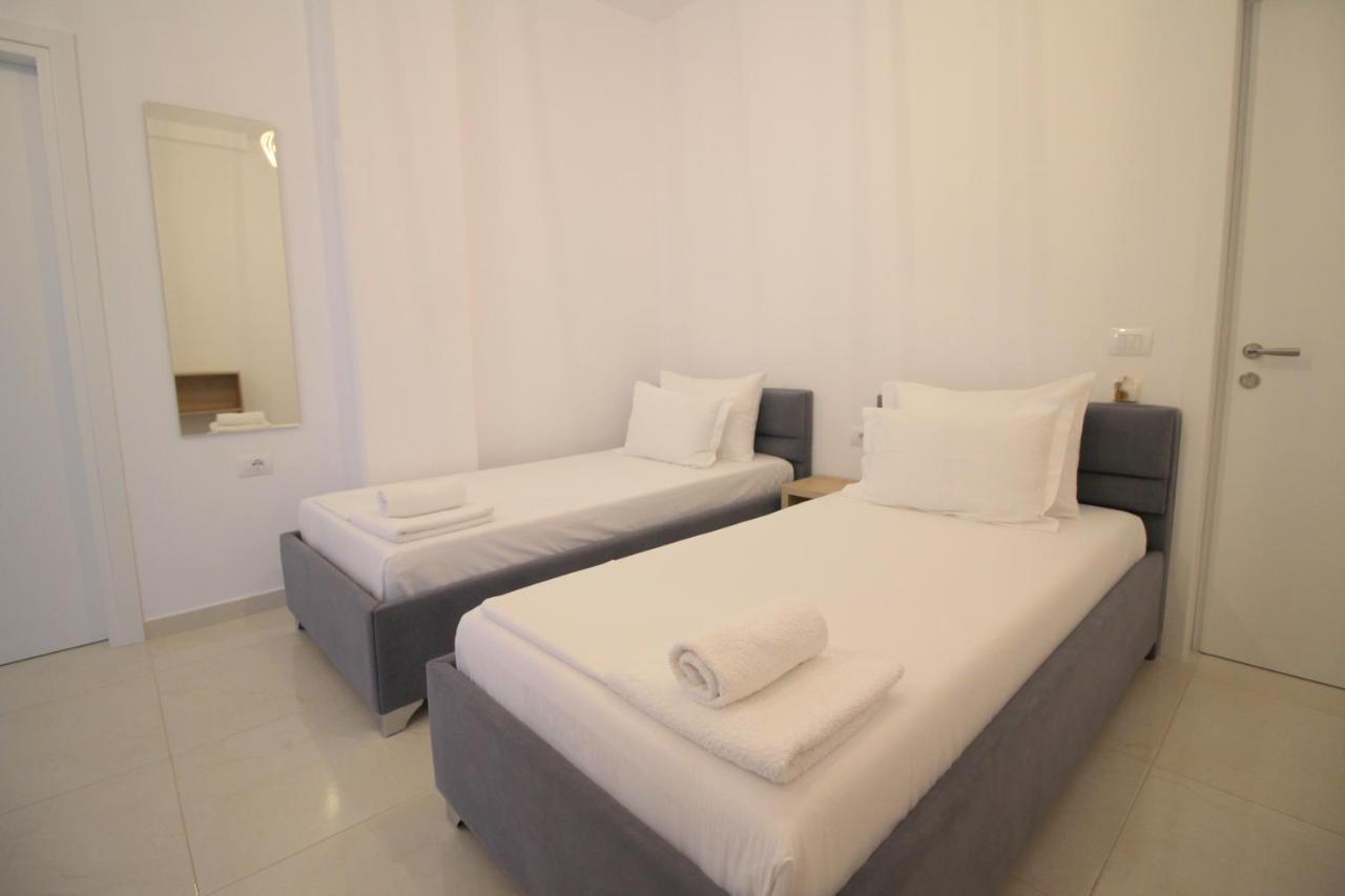 J&B Hotel Ksamil Buitenkant foto