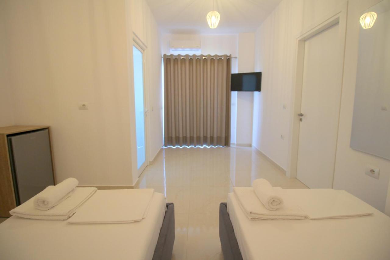 J&B Hotel Ksamil Buitenkant foto