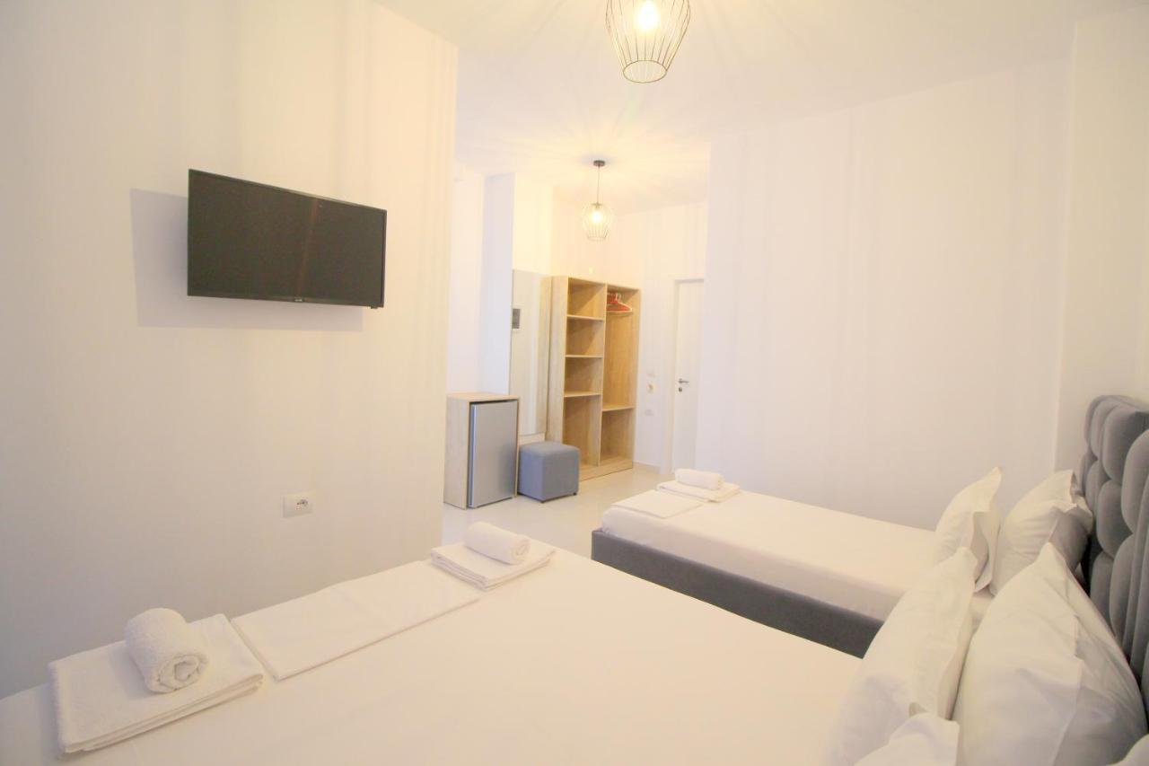 J&B Hotel Ksamil Buitenkant foto