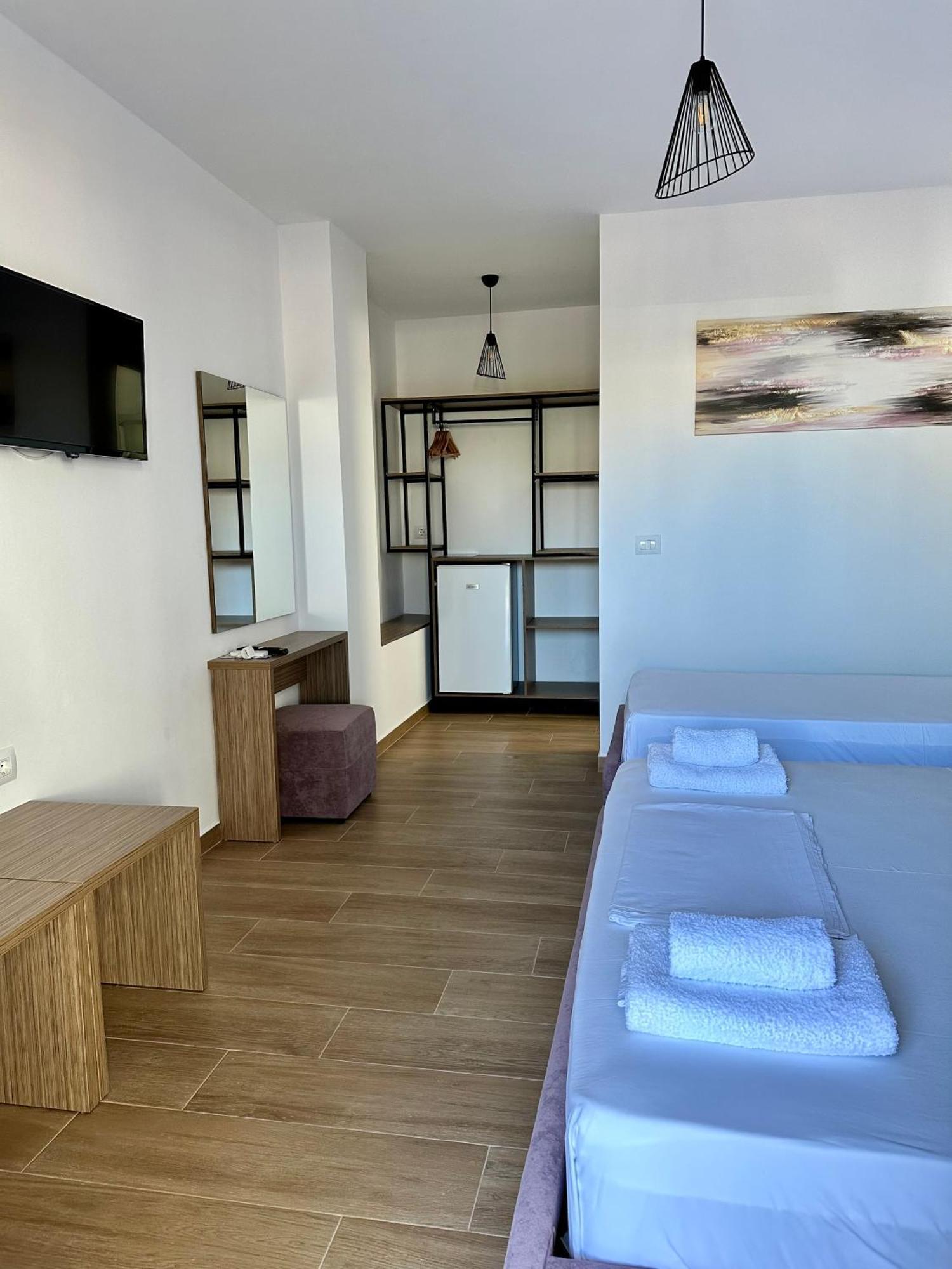 J&B Hotel Ksamil Buitenkant foto