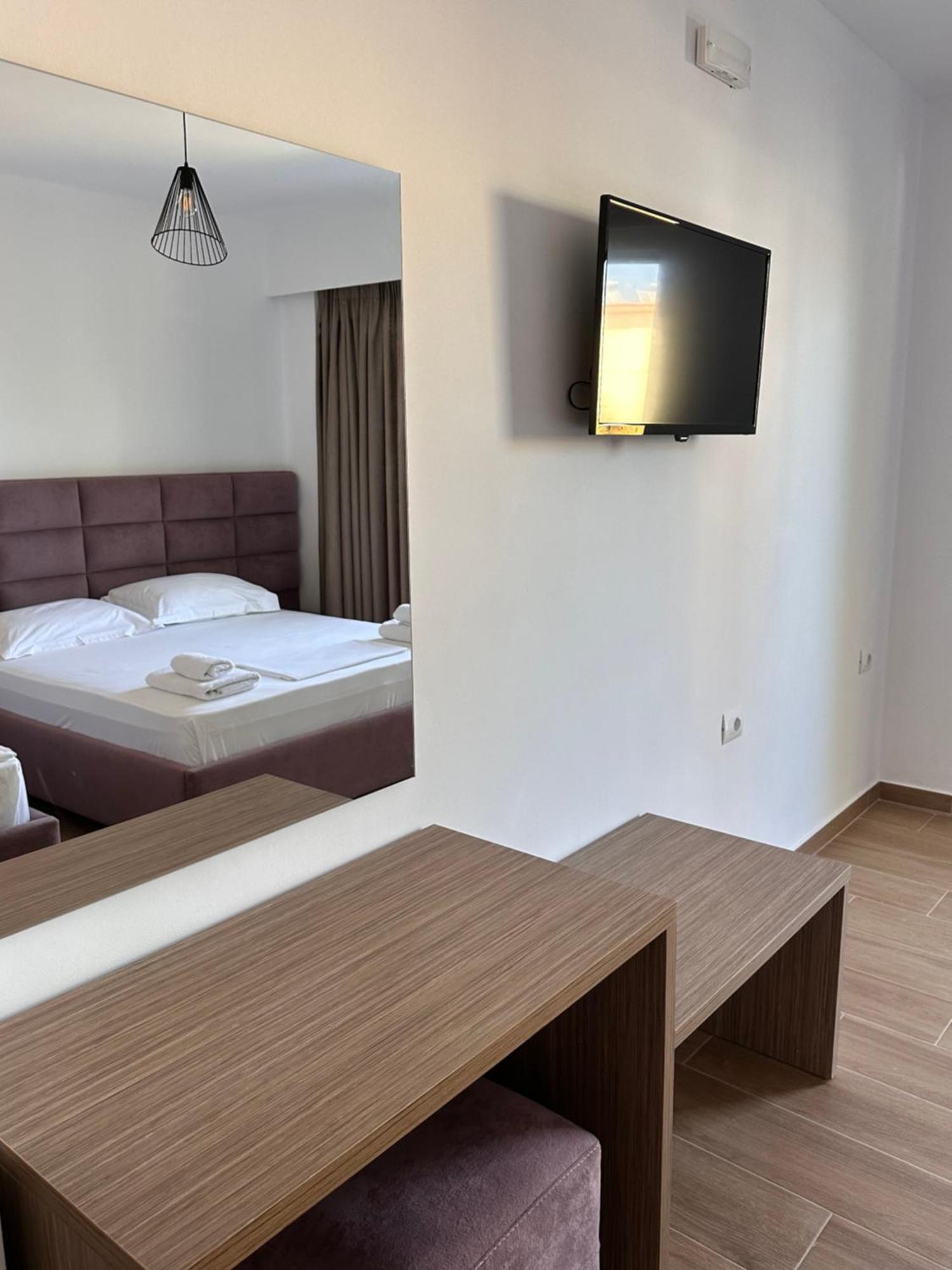 J&B Hotel Ksamil Buitenkant foto