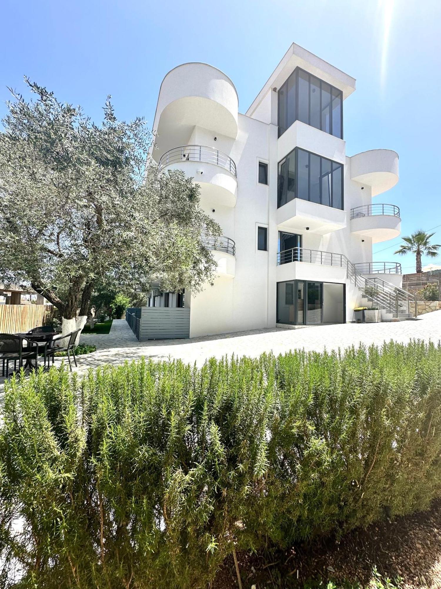J&B Hotel Ksamil Buitenkant foto